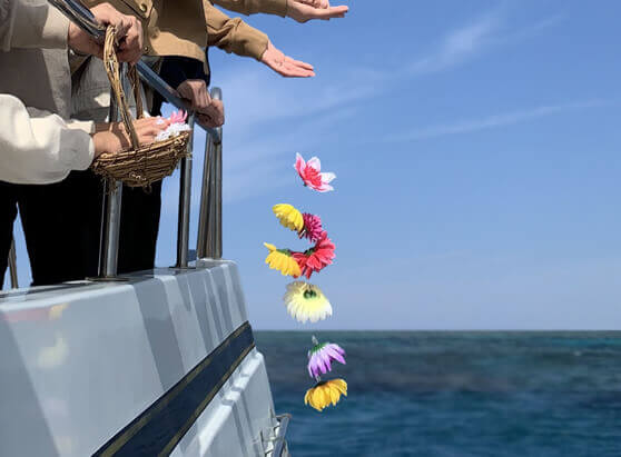 献花と海洋散骨