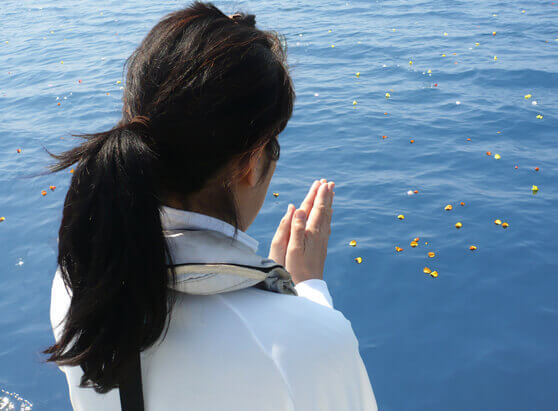 委託での海洋散骨での汽笛・黙祷